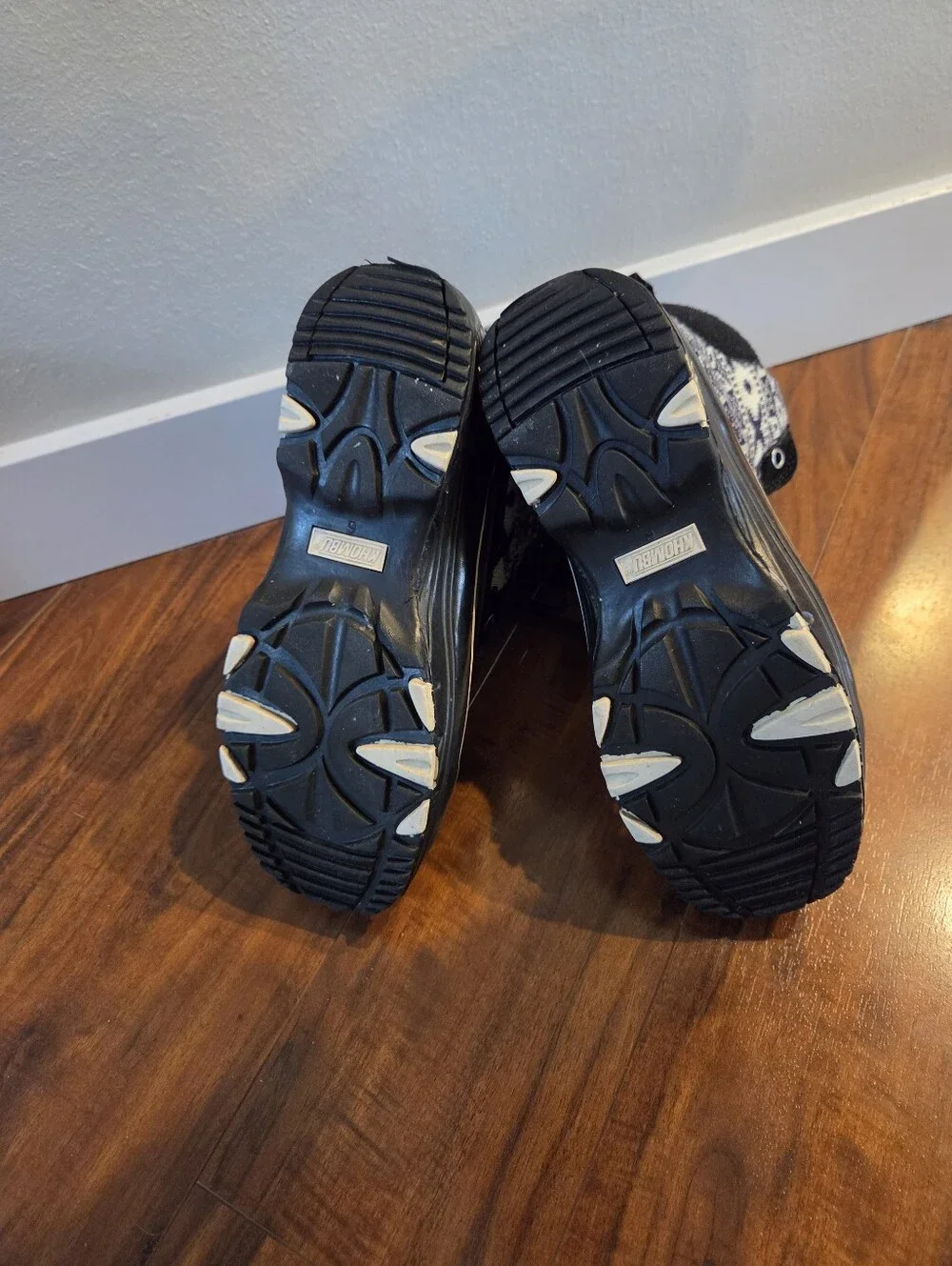 Khombu Black and White Women's Winter Boots Geometric Print Size 6M